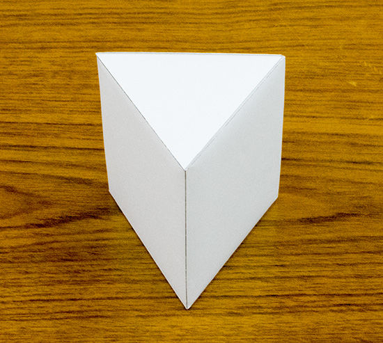 A4用紙で作る正三角柱折り紙の写真