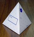 正三角錐折り紙　ドット柄プレゼントボックスレター