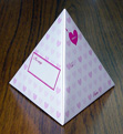 正三角錐折り紙　ハート柄プレゼントボックスレター