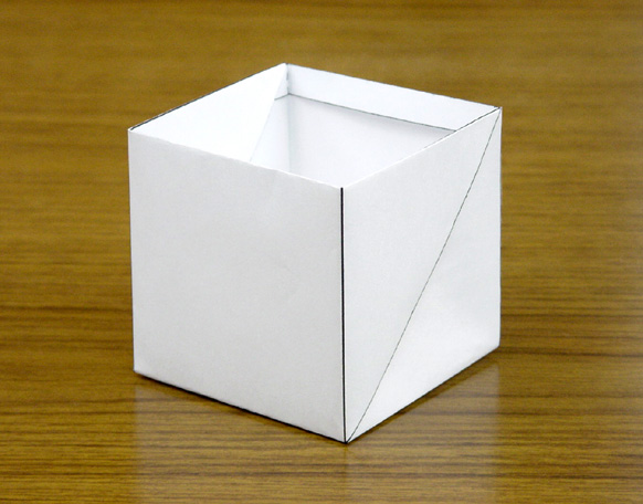 A4用紙で作る上面開放型−立方体折り紙の写真