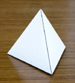 A4用紙で作る三角錐の写真